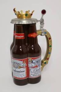 lot 30 image: Anheuser-Busch Collectors Club 2001 Members Only Stein