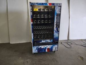 lot 20 image: Automatic Products Model Snackshop ...