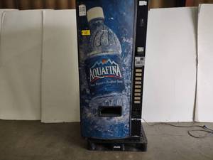 lot 23 image: Dixie-Narco Commercial Vending Mach...
