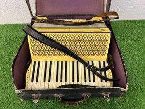 lot 4 image: Concertone Accordion