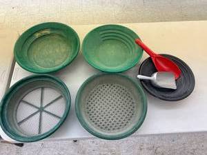 lot 21 image: Gold Panning Supplies