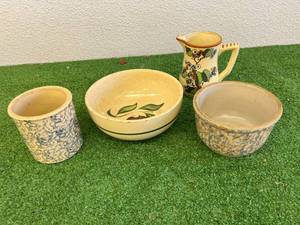 lot 135 image: Pottery