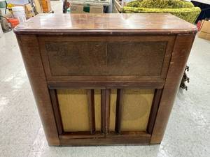lot 150 image: Airline RadioRecord Player