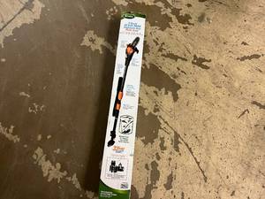 lot 3 image: Scotts 8 20V Pole Saw