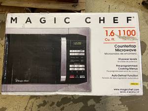 lot 21 image: Magic Chef 1100W Countertop Microwave