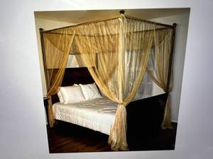 lot 37 image: Palace 4 Poster Bed Canopy