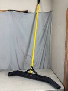 New Rubbermaid Maximizer Commercial Broom