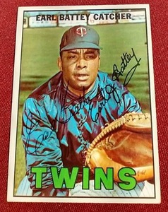 lot 59 image: 1967 Topps Earl Battey Autograph (In Person) Card