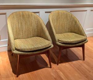 lot 2 image: Vintage Pair of Mid-Century Shell Fiberglass Lounge Chairs