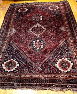 lot 120 image: Beautiful Vintage Large Persian Shiraz Rug