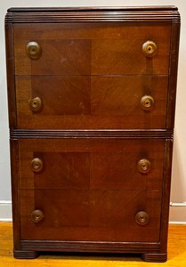 lot 116 image: Huntley Furniture Tall Vintage Four Drawer Dresser