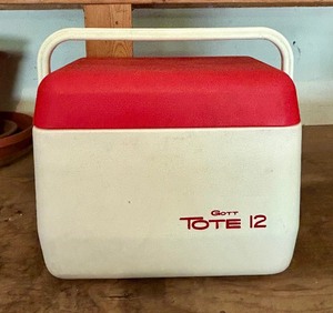 lot 100 image: Vintage Gott Tote 12 Cooler with Ice Pack