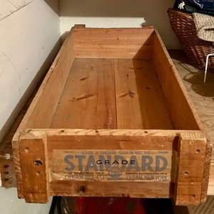 lot 102 image: Vintage Ocean Tile Wooden Crate