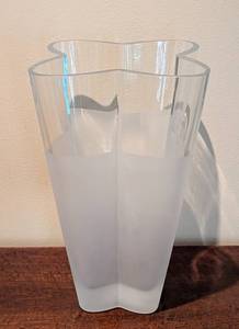 lot 17 image: Reve DEdo Frosted Glass Vase