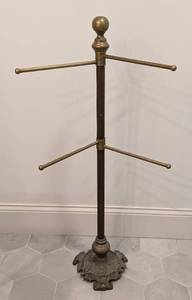 lot 18 image: Vintage Brass Towel Rack
