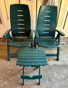 lot 88 image: Pair of Vintage Green Plastic Patio Chairs and Foldable Table