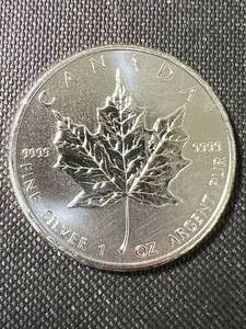 2011 CANADIAN MAPLE LEAF 1 TROY OZ .9999 FINE SILVER