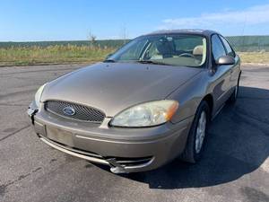 lot 17 image: 2006 Ford Taurus SEL