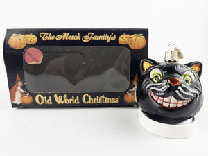 lot 19 image: OLD WORLD CHRISTMAS Grinning Cat Ornament #26036