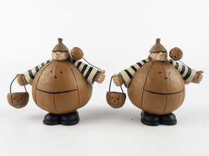 lot 62 image: Pair of Handpainted WILLIRAYE STUDIO Peter Pumpkin Shell Figurine #WW6029