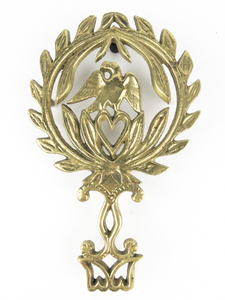 lot 128 image: VINTAGE (Antique) American Eagle with Wreath Trivet