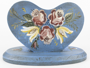 lot 135 image: VINTAGE Handpainted Wood Folk Art, Heart Shaped Candleholder