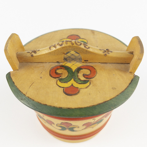 lot 136 image: Rosemaling Keepsake VINTAGE Norwegian Tine Box #Handle has NORGE