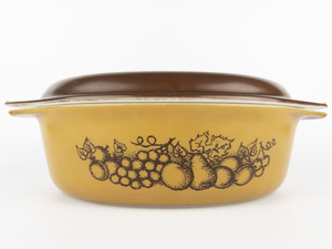 lot 146 image: PYREX Old Orchard 2.5qt Oval Covered Casserole