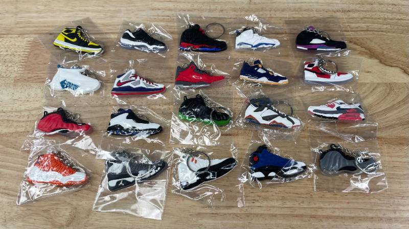 lot 21C image: 20 Brand New Nike Air Jordan Sneaker Air Max Foamposite Lebron Shoe Keychains N