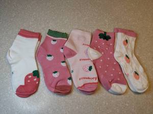 lot 407 image: 5 New Pair Of Anklet Socks Strawberries Girls 9-12 Year Old P