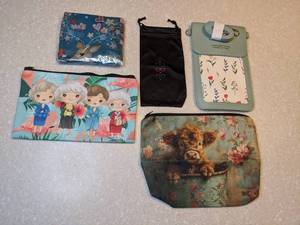 lot 422 image: New Cosmetic Bag Tote With Handles Golden Girls Cross Body WalletPurse P