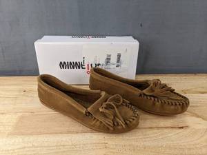 lot 92 image: New Minnetonka Moccasins Kilty Hardsole Womens Size 8.5 Dusty Brown N