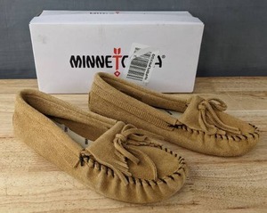 lot 117 image: New Minnetonka Kilty Suede Softsole Moccasins Womens Size 8 Taupe N