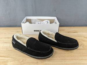 lot 111K image: New Minnetonka Tempe Slipper Womens Size 10 Black N