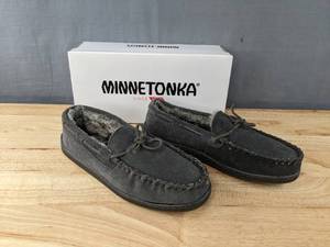 lot 100K image: New Minnetonka Shoes Mens Size 9 Wide Gray N