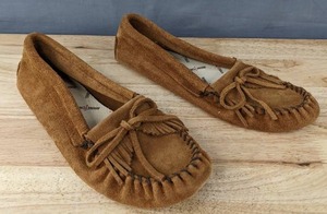 lot 131 image: Minnetonka Kilty Suede Softsole Moccasins Womens Size 10 Brown N