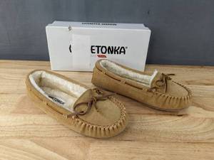 lot 154K image: New Minnetonka Shoes Womens Size 7 Light Tan N