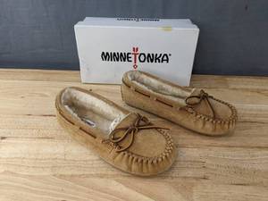 lot 93K image: New Minnetonka Cassie Shoes Childrens Size 3 Cinnamon N