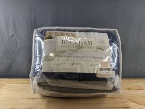 lot 85 image: New Beckham Hotel Collections Reversible Down Alternative Comforter FullQueen Navy B