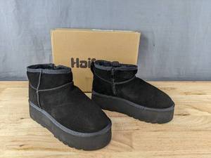 lot 156 image: New Womens Thick Sole Ankle Boots Size 8 Black B