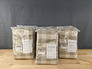 lot 158 image: Brand New Set of 10 Home Brilliant IndoorOutdoor Checkered Beige Table Cloth 52 x 72 $190 Retail B