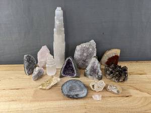 lot 25 image: 15 Assorted Minerals, Crystals, Agate, Amethyst N