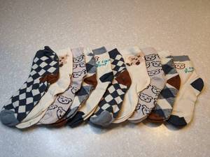 lot 432 image: New 10 Pair Socks 2 Of Each Design Bears Checkered 6-8 Years Old P