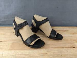 lot 197 image: New Clarks Desirae Coast Sandal Womens Size 8.5 Black L