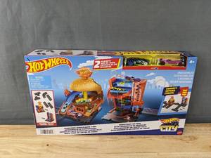 lot 35K image: Brand New Hot Wheels City 2-Pack Set Downtown Burger Drive-Thru, Car Park Playset Pack Retail $39.50 N