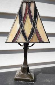 lot 52 image: Petite Stained Glass Shade Table Lamp