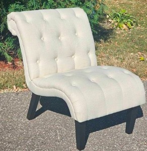 lot 31 image: Cream Tufted Accent Chair