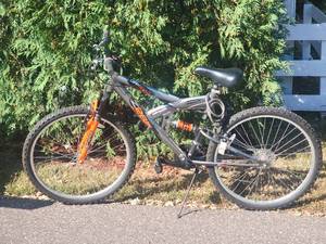 lot 20 image: Northwoods Z265 26 Mens Dual Suspension 21 Speed Lightweight Mountain Bike