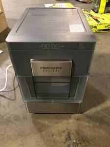 FRIGIDAIRE GALLERY 33 Lb Countertop Nugget Ice Maker with Touch Controls with Stainless Steel Trim and a Matt Finish   Customer Returns See Pictures