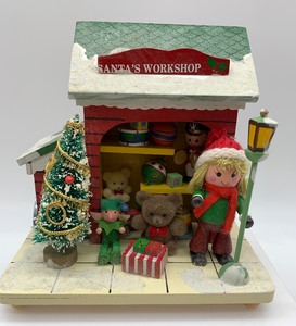 lot 11 image: Vintage ENESCO 1986 Wood Santas Workshop Music Box